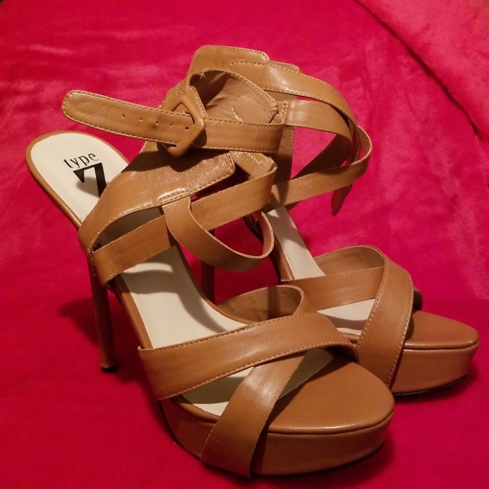 Tan strappy sandal 9.5
